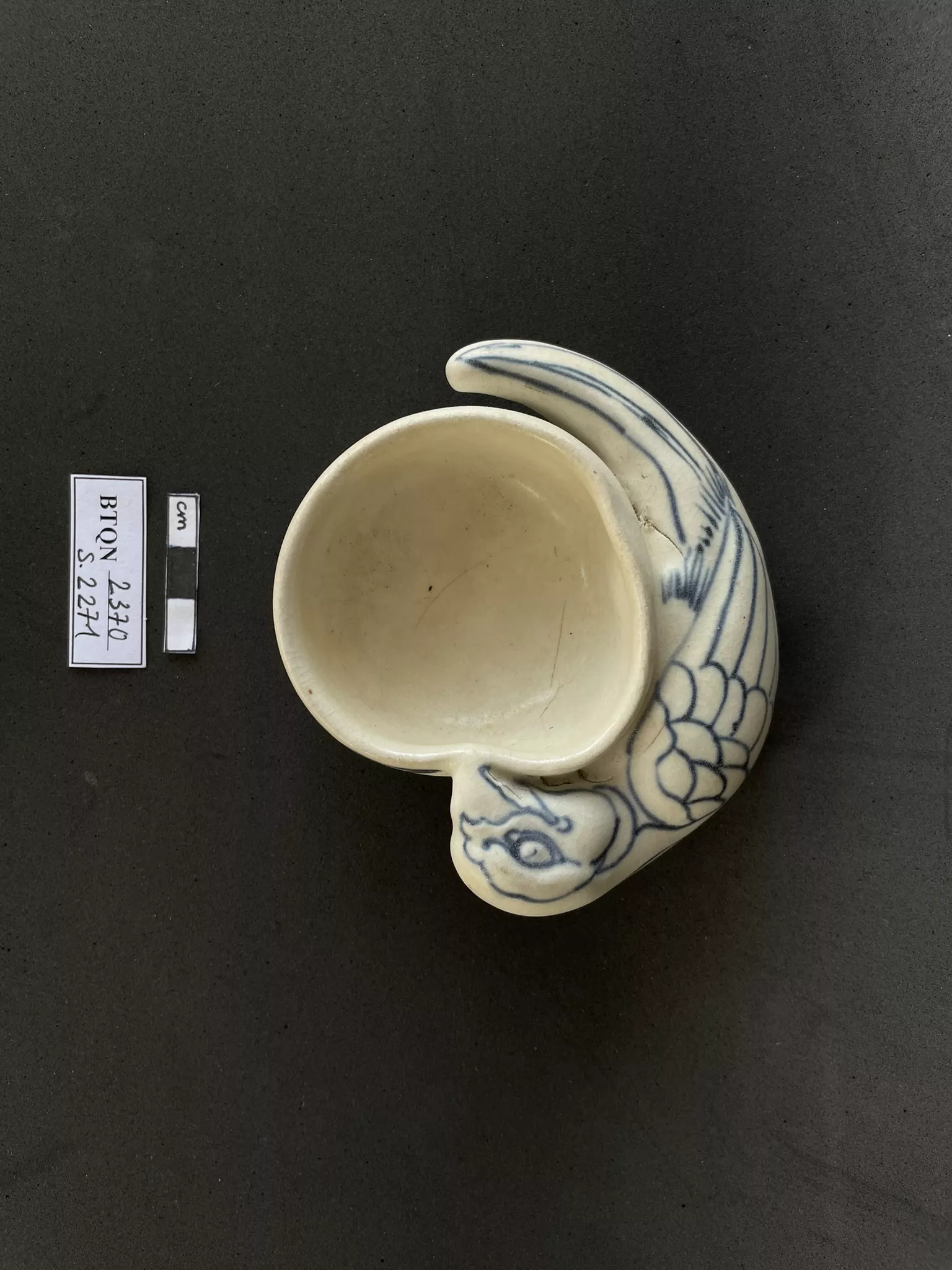 Chén con vẹt