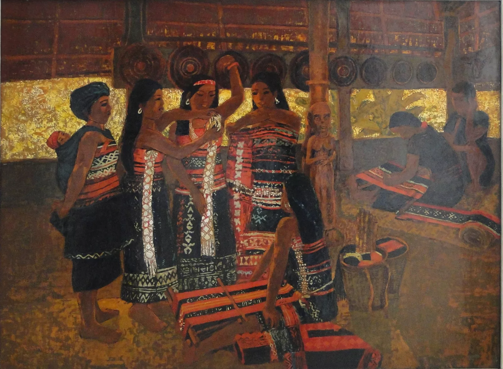 Trong nhà Gươl
