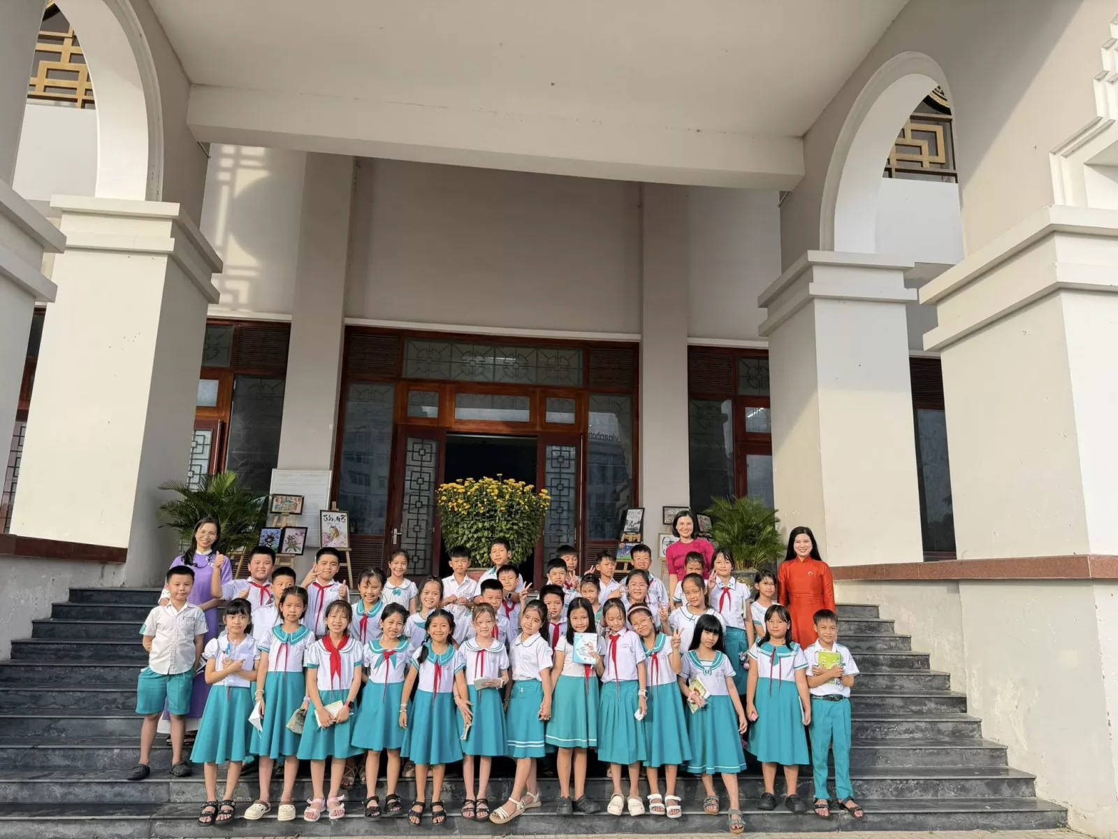 Chương trình giờ học ngoại khóa “Một ngày ở Bảo tàng” tại Bảo tàng Đà Nẵng – Cơ sở 2 đã chính thức khởi động với những nụ cười trong veo của các bạn học sinh đến từ trường Tiểu học Nguyễn Hiền, phường Bàn Thạch.